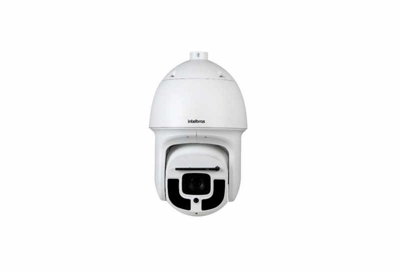 A VIP 9840 SD IR IA é uma câmera inteligente de longo alcance com zoom óptico de 40x, 500 metros de IR e Starlight, resultando em imagens de alta qualidade tanto de dia quanto de noite. Ela também possui autotracking e reconhecimento facial.
