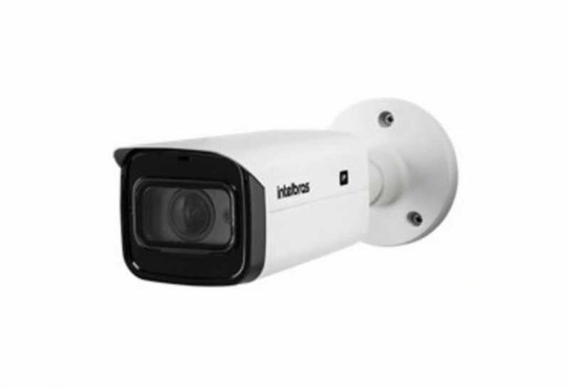 A VIP 7460 Z FT é uma câmera que proporciona imagem em ultra definição, ideal para monitorar todos os detalhes da cena. Ela conta com certificação IP67, sendo ideal para instalações em ambientes internos e externos.