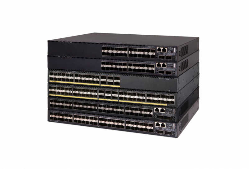 Switches gerenciáveis de alto desempenho para camada de agregação em infraestrutura de redes empresariais.