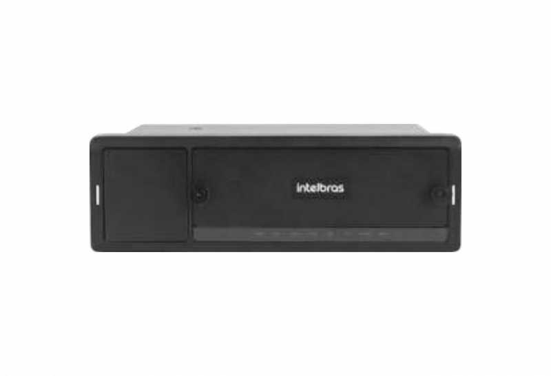 O MNVD 9004 GW IA é um gravador de vídeo digital desenvolvido especificamente para uso em veículos. Ele vem equipado com um módulo 4G/LTE, Wi-Fi e GPS interno, oferecendo recursos avançados de conectividade.