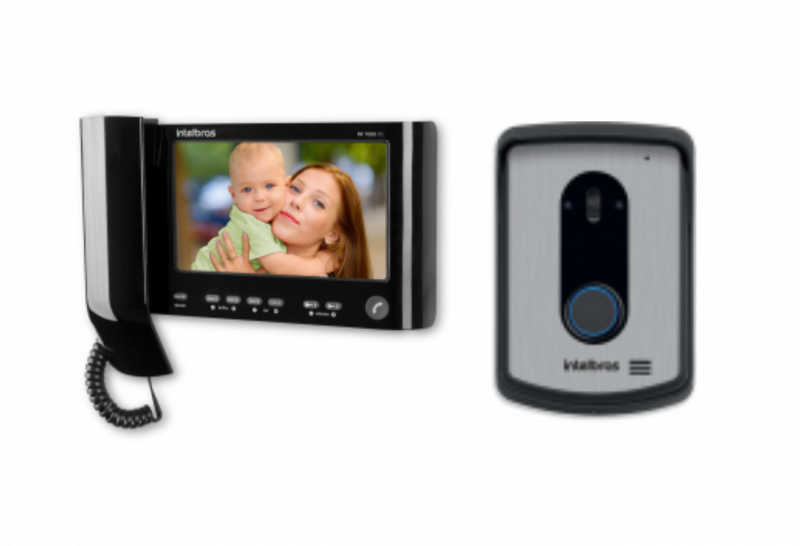 O IV 7010 HS tem capacidade para 4 canais de vídeo e possui saída para 2 fechaduras abrindo portas ou portões com praticidade e segurança.