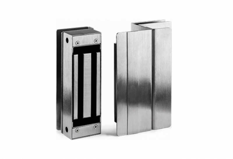 KT 740 é um conjunto de suportes desenvolvido para portas de vidro que abrem para dentro, podendo a vista da porta ser igualmente de vidro.