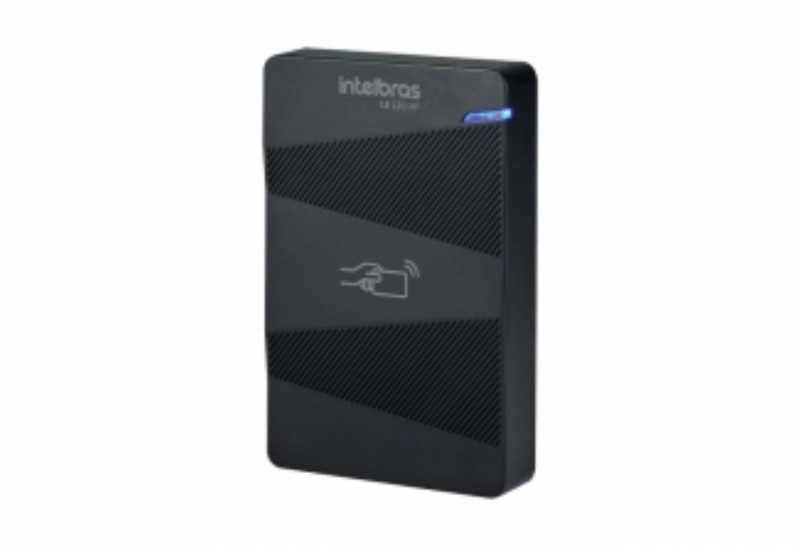 O leitor LE 130 MF é um dispositivo de identificação que trabalha em conjunto com controladores e controladoras de acesso Intelbras.