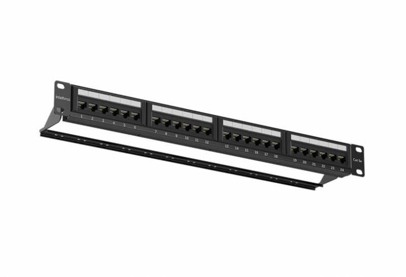 Patch Panel para redes Giga CAT5e. Conectores RJ45 banhados em ouro, montados em placas de circuito impresso e 24 portas com identificação.