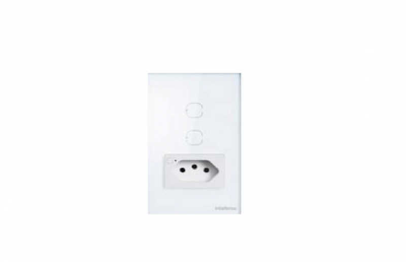 Transforme seu lar em uma casa inteligente com a tomada com interruptor inteligente Wi-Fi Intelbras, que conta com controle remoto através do Mibo Smart.