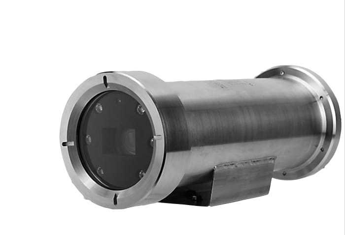 A câmera antiexplosão possui infravermelho com alcance de 100 metros e 30x de zoom óptico, detecção de face e mapa de calor.